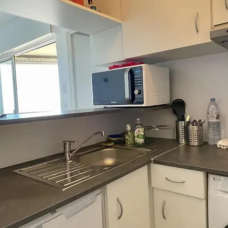 2 Pièces Avec Piscine Et Parking, Accès Direct - Fr-1-748-27 Appartement